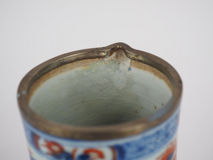 Verseuse en porcelaine "Imari chinois", décor de fleurs de lotus.  H. 