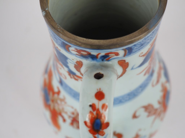 Verseuse en porcelaine "Imari chinois", décor de fleurs de lotus.  H. 