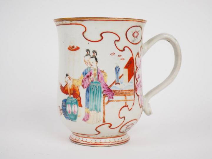 Pichet en porcelaine et émaux de la famille rose et sanguine, décor de