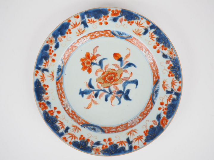 Petit plat en porcelaine "Imari chinois", décor de fleur de pivoine en