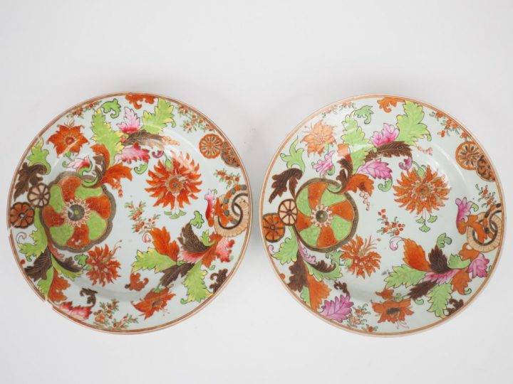 Paire d'assiettes creuses en porcelaine, décor de feuilles de thé.  Ch