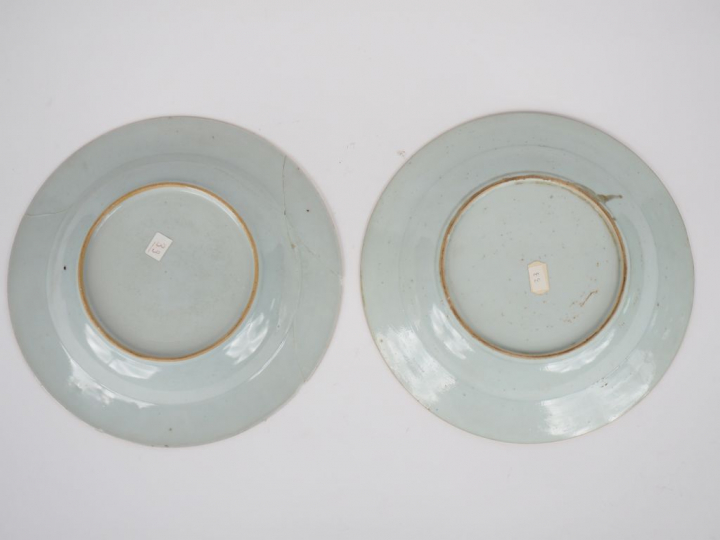 Paire d'assiettes creuses en porcelaine, décor de feuilles de thé.  Ch