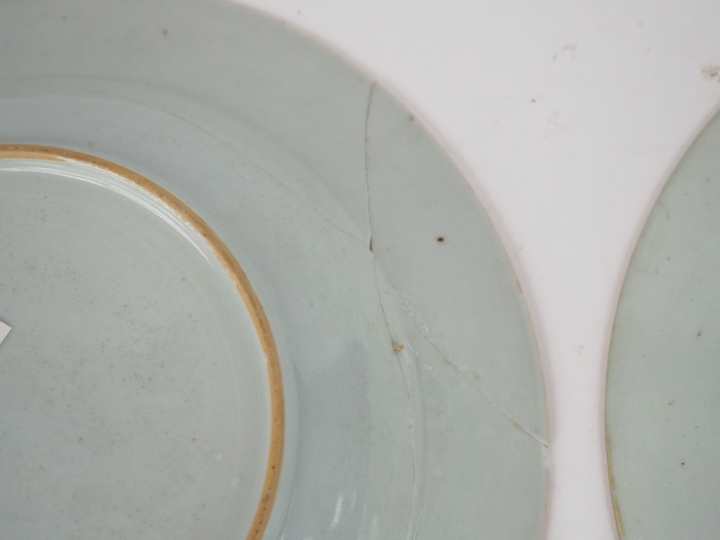 Paire d'assiettes creuses en porcelaine, décor de feuilles de thé.  Ch