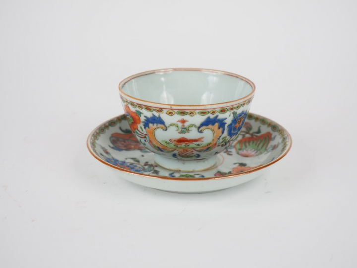 Coupe présentoir en porcelaine, modèle pompadour.  Chine, XVIIIème siè