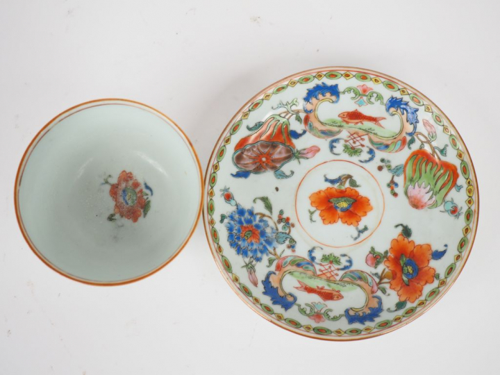 Coupe présentoir en porcelaine, modèle pompadour.  Chine, XVIIIème siè