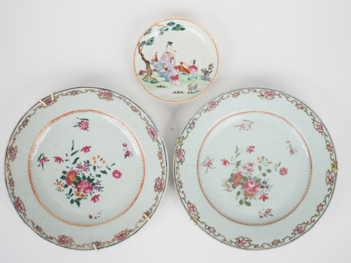 Lot comprenant deux assiettes en porcelaine et émaux de la famille ros