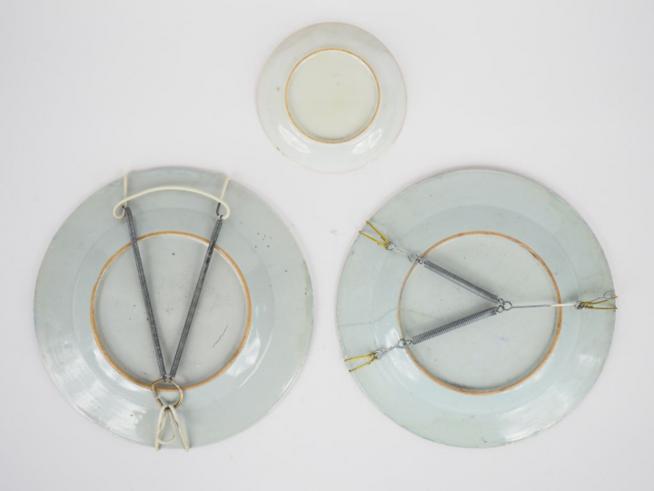 Lot comprenant deux assiettes en porcelaine et émaux de la famille ros