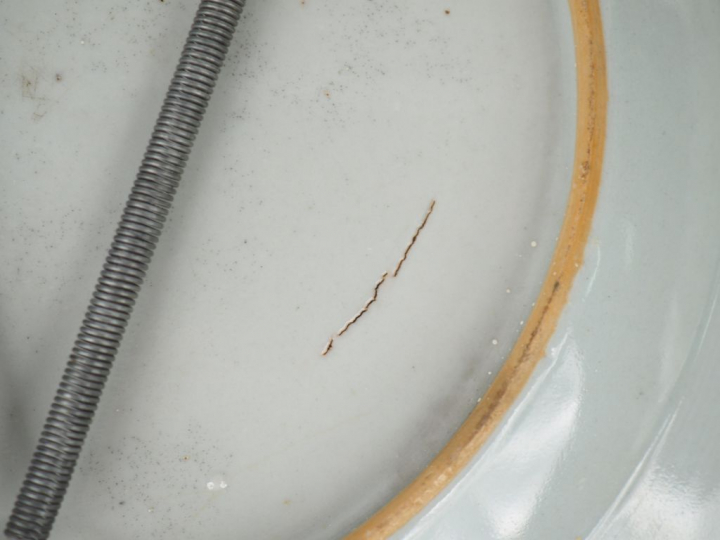 Lot comprenant deux assiettes en porcelaine et émaux de la famille ros