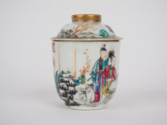 Vente aux enchères Coupe couverte en porcelaine et émaux de la famille rose à décor de je