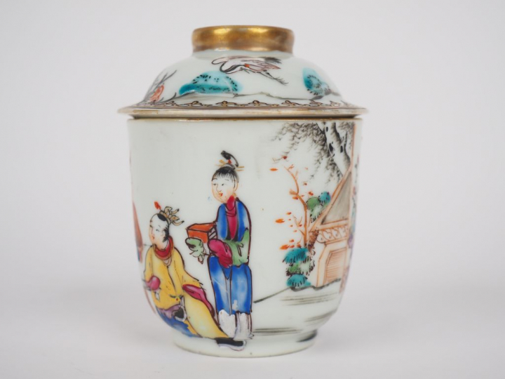 Coupe couverte en porcelaine et émaux de la famille rose à décor de je