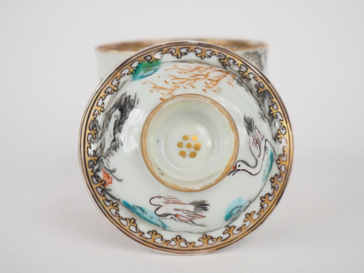Coupe couverte en porcelaine et émaux de la famille rose à décor de je