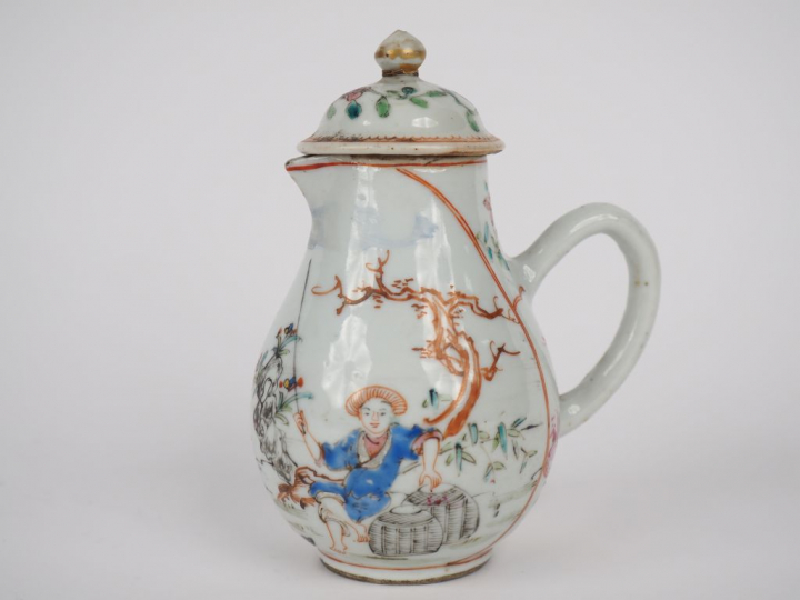 Petite verseuse couverte en porcelaine et émaux famille rose, décor d'