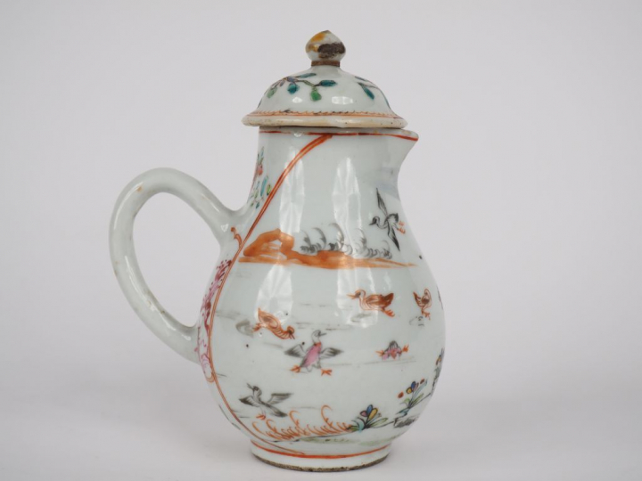 Petite verseuse couverte en porcelaine et émaux famille rose, décor d'