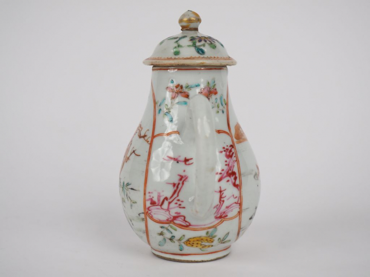 Petite verseuse couverte en porcelaine et émaux famille rose, décor d'