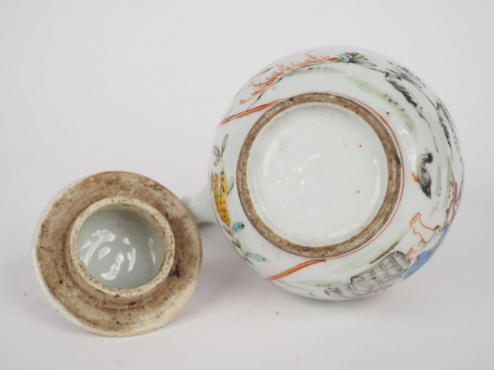 Petite verseuse couverte en porcelaine et émaux famille rose, décor d'