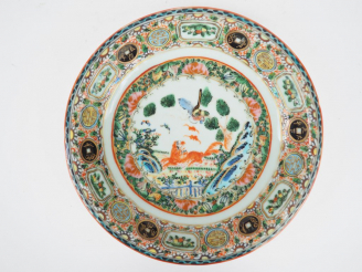 Vente aux enchères Assiette creuse en porcelaine de Canton, famille rose, à décor d'un li