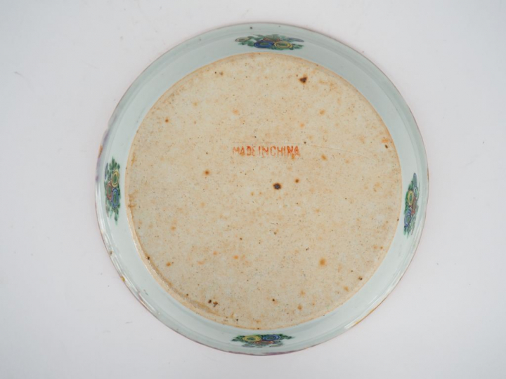 Assiette creuse en porcelaine de Canton, famille rose, à décor d'un li