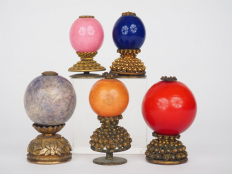 Vente aux enchères 5 dessus de coiffe de mandarin en verre, lapis lazzuli et cuivre doré.
