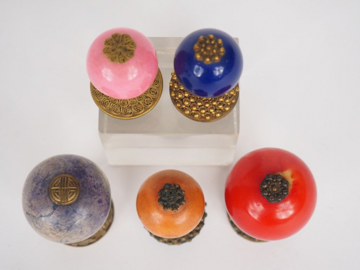5 dessus de coiffe de mandarin en verre, lapis lazzuli et cuivre doré.