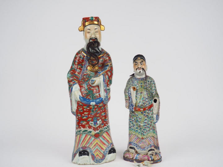Lot de deux statuettes en porcelaine et émaux de la famile rose, repré