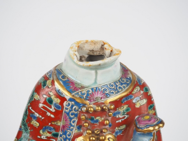 Lot de deux statuettes en porcelaine et émaux de la famile rose, repré