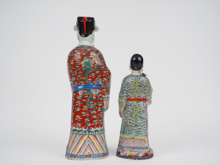Lot de deux statuettes en porcelaine et émaux de la famile rose, repré