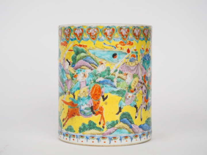 Porte pinceaux en porcelaine de Canton et émaux de la famille rose, dé