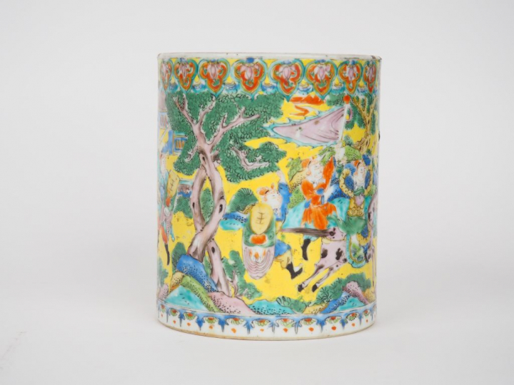 Porte pinceaux en porcelaine de Canton et émaux de la famille rose, dé