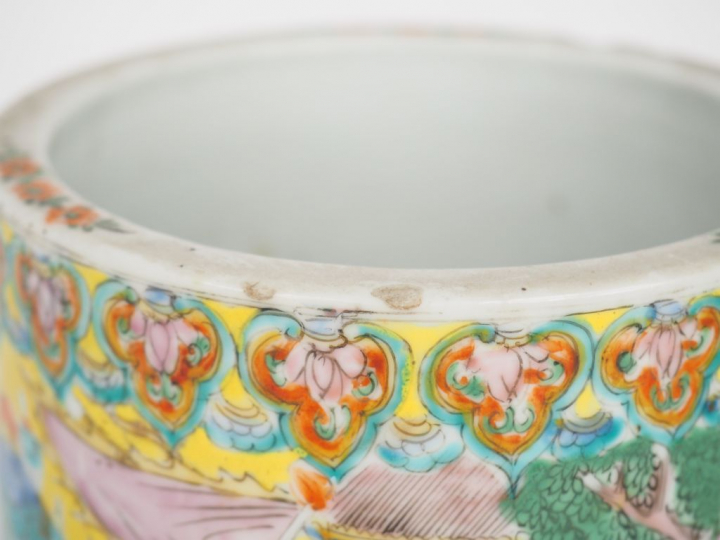 Porte pinceaux en porcelaine de Canton et émaux de la famille rose, dé