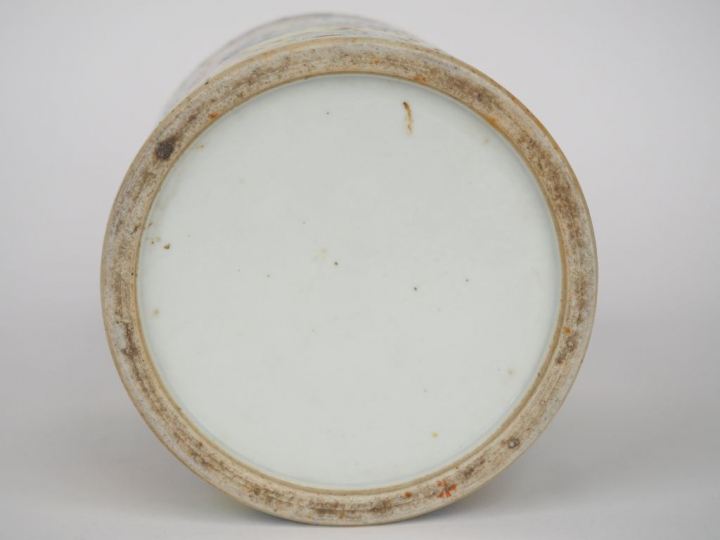 Porte pinceaux en porcelaine de Canton et émaux de la famille rose, dé