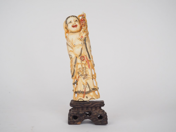 Statuette en ivoire polychrome représentant un enfant, un sapèque et u
