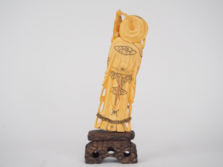 Statuette en ivoire polychrome représentant un enfant, un sapèque et u