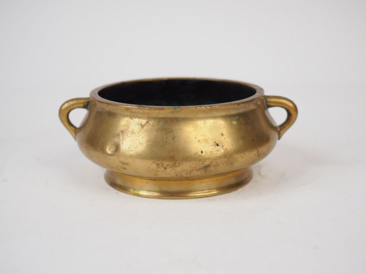 Brule parfum à deux anses en bronze. Chine, période Qing.  Diam. 12,5 