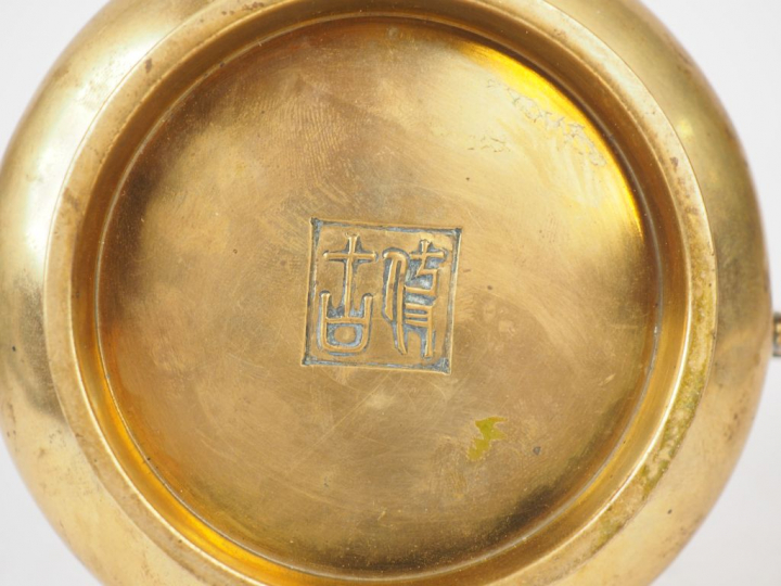 Brule parfum à deux anses en bronze. Chine, période Qing.  Diam. 12,5 
