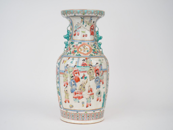 Vase de forme balustre en émaux de la famille rose, décor de scène ani