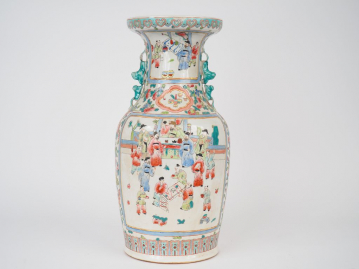 Vase de forme balustre en émaux de la famille rose, décor de scène ani
