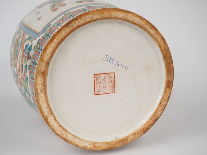 Vase de forme balustre en émaux de la famille rose, décor de scène ani