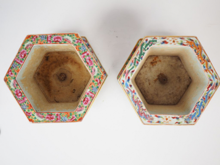 Paire de jardinières (fausse paire) de forme hexagonale avec leur prés