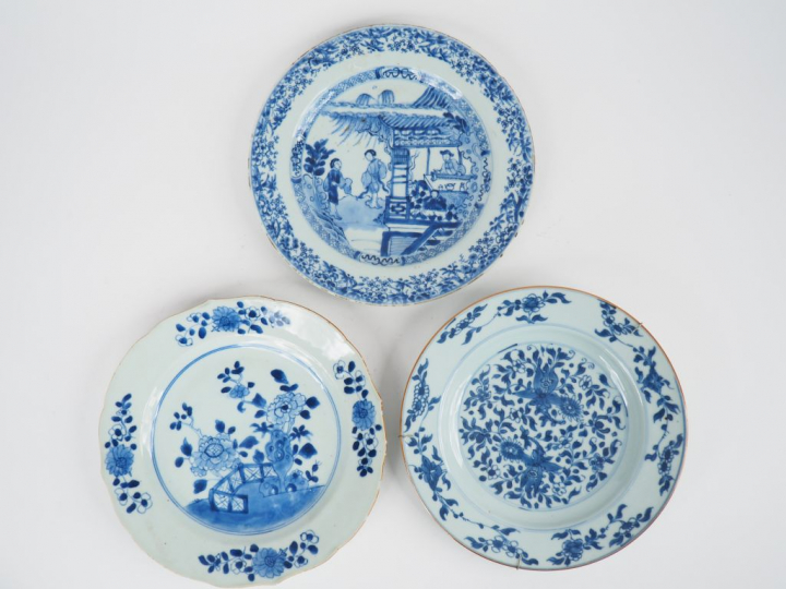 Lot de trois assiettes en porcelaine de la Compagnie des Indes, décor 