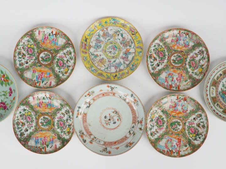 Lot de 7 assiettes en porcelaine de Canton, décor de personnages, moti