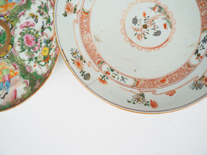Lot de 7 assiettes en porcelaine de Canton, décor de personnages, moti