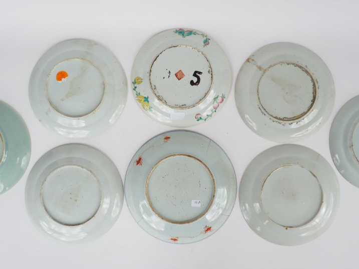 Lot de 7 assiettes en porcelaine de Canton, décor de personnages, moti