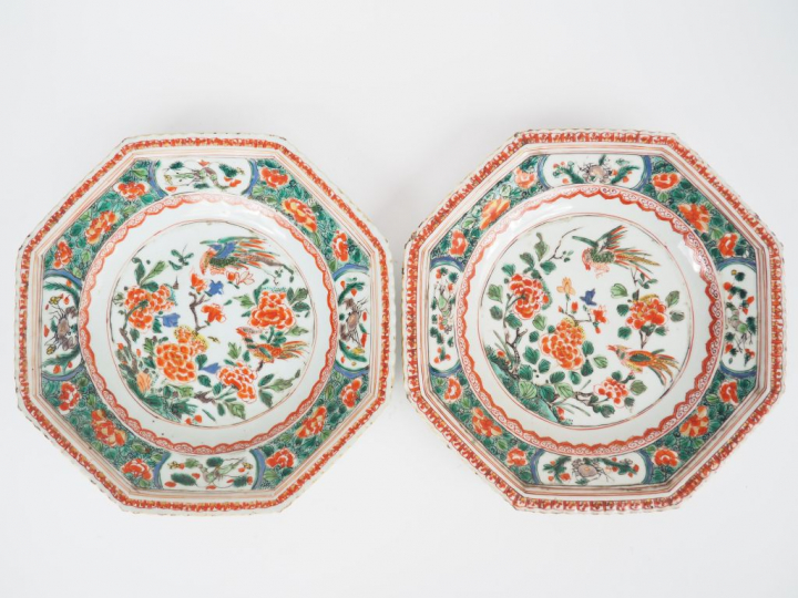Paire d'assiettes de forme octogonale, famille verte, décor de faisans