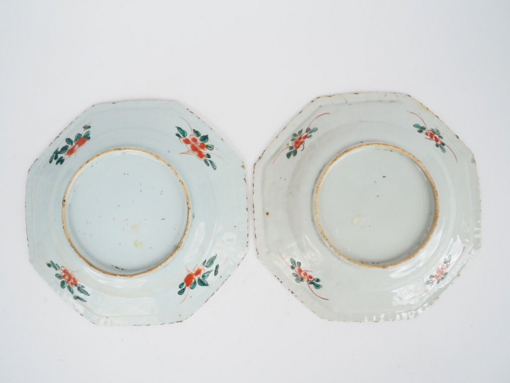 Paire d'assiettes de forme octogonale, famille verte, décor de faisans