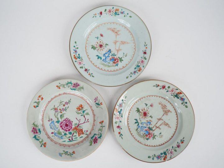 Lot de 3 assiettes en porcelaine de la Compagnie des Indes, famille ro