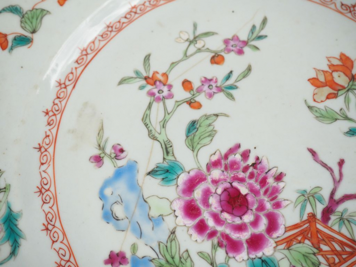 Lot de 3 assiettes en porcelaine de la Compagnie des Indes, famille ro