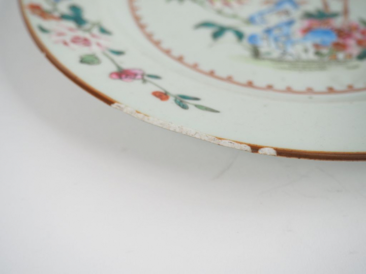 Lot de 3 assiettes en porcelaine de la Compagnie des Indes, famille ro