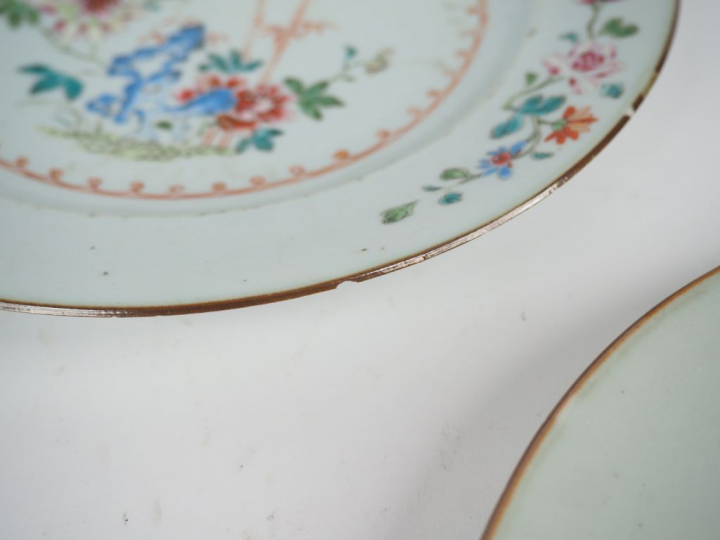 Lot de 3 assiettes en porcelaine de la Compagnie des Indes, famille ro