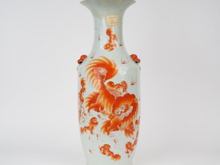 Vase balustre en porcelaine, à décor émaillé corail de lions et de poè