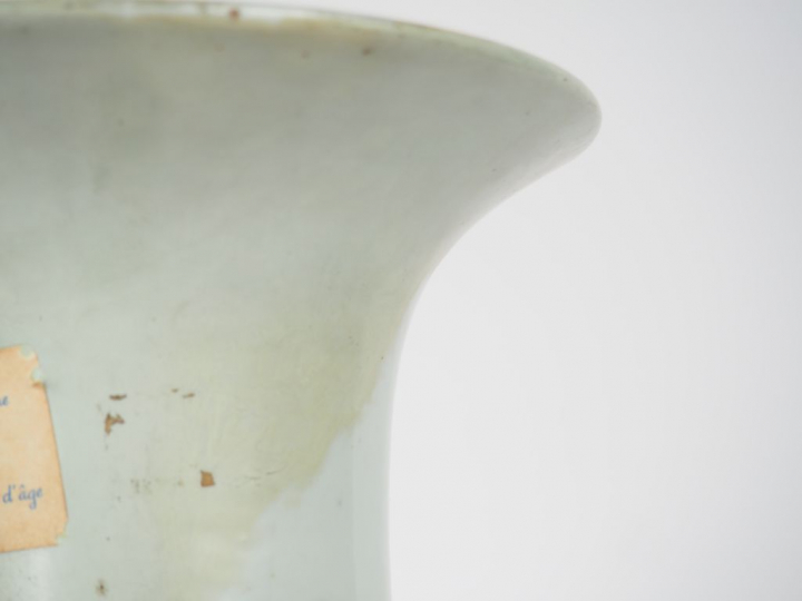 Vase balustre en porcelaine, à décor émaillé corail de lions et de poè